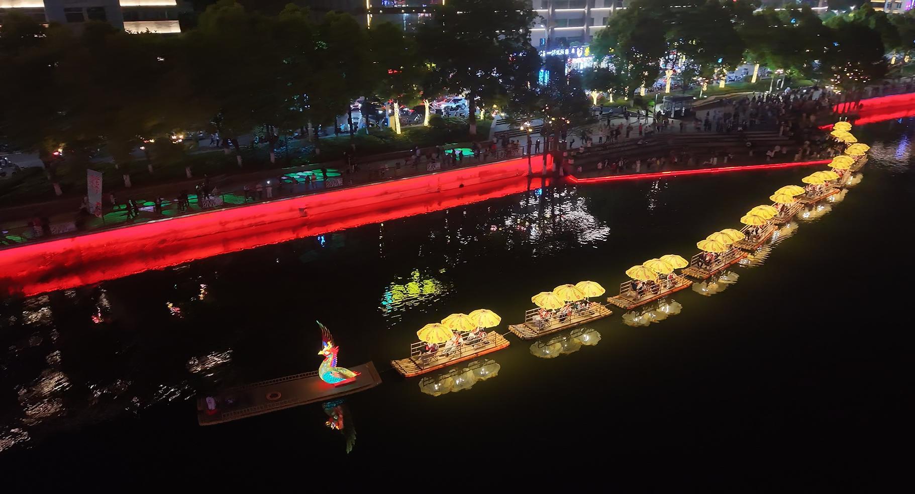 游客在洪湖市内荆河体验凤舟巡游。 （视频截图）.jpg