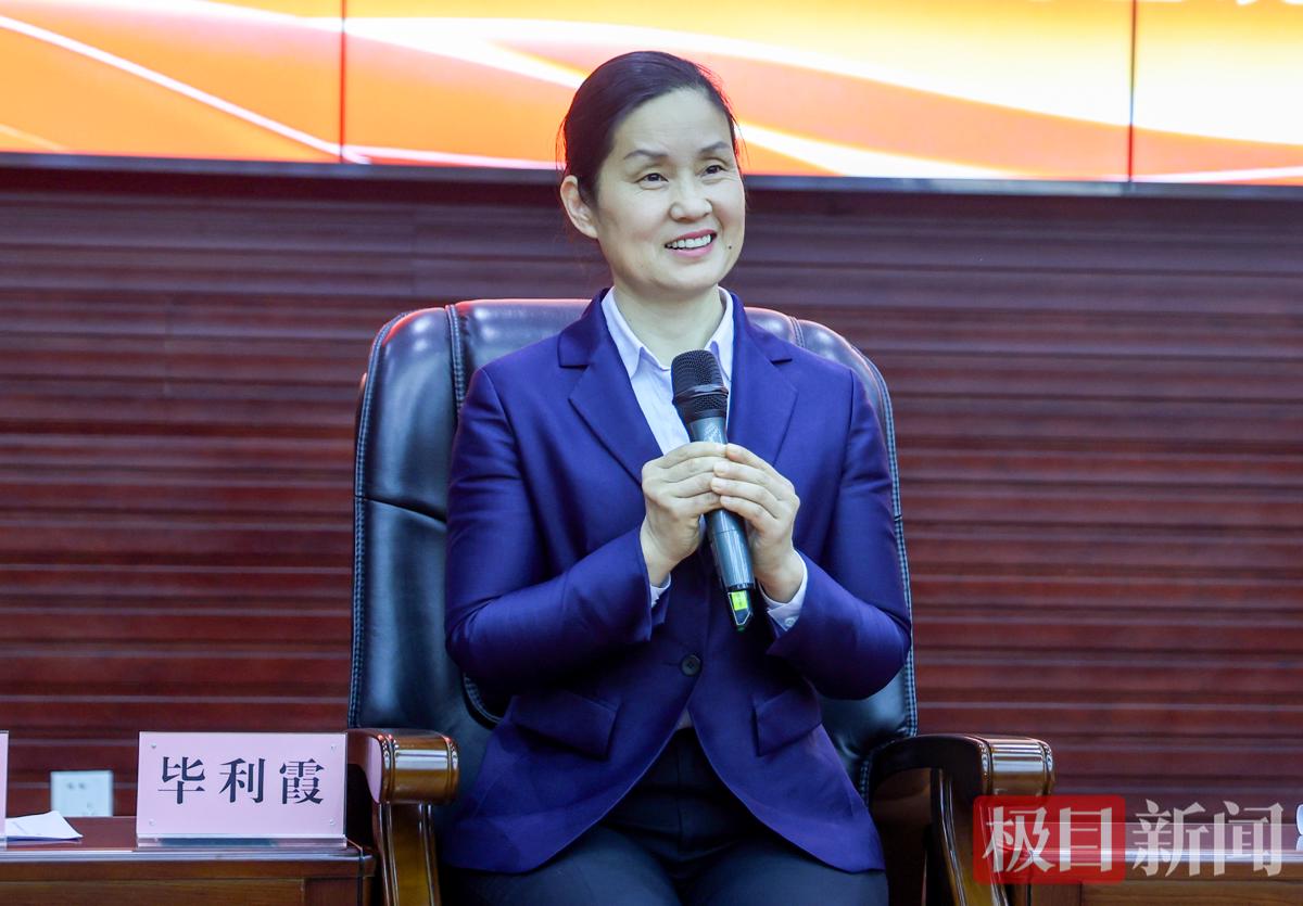 监利市精华水稻种植专业合作社理事长毕利霞代表讲述履职故事。（极目新闻通讯员 张梦瑶 摄）.jpg