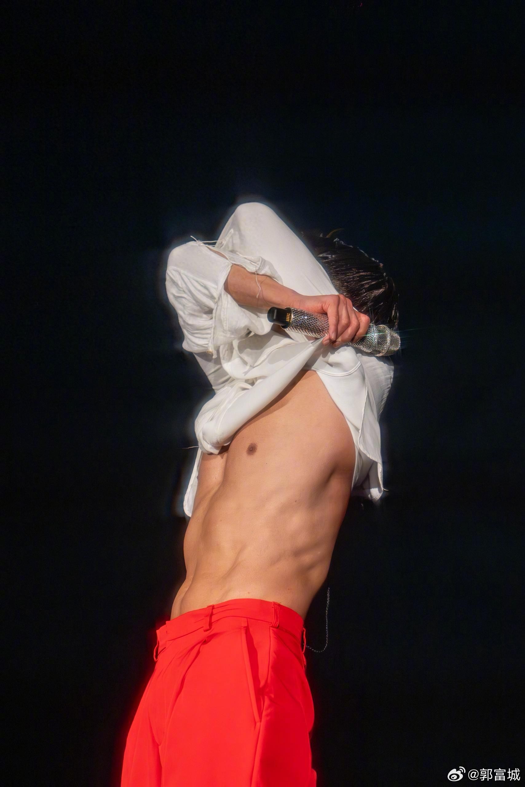 60岁郭富城演唱会上秀腹肌，网友：明明就是28