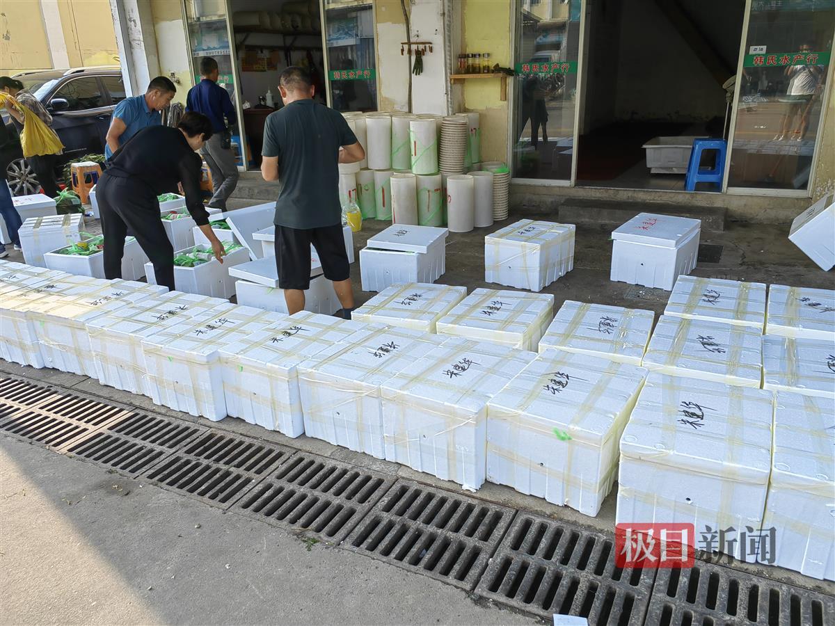 打包好的螃蟹将被发往全国各地.jpg