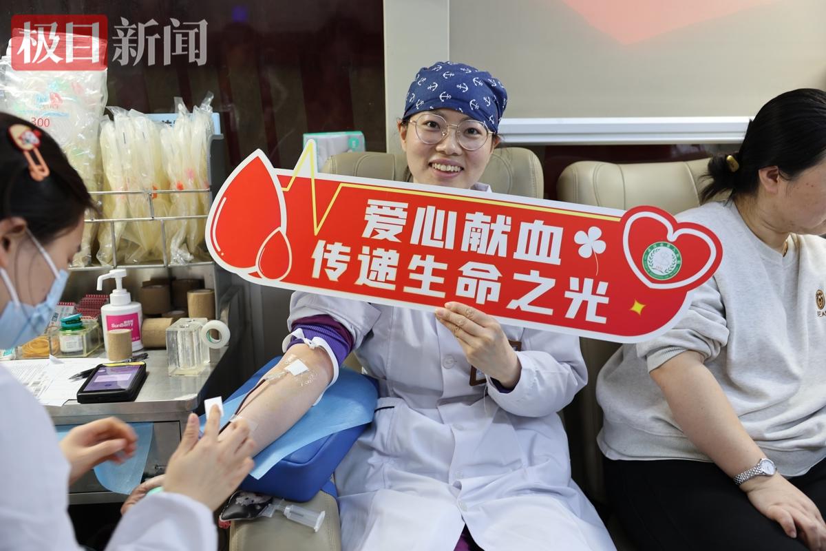 鲁寒露正在献血（金泳成 摄）.JPG