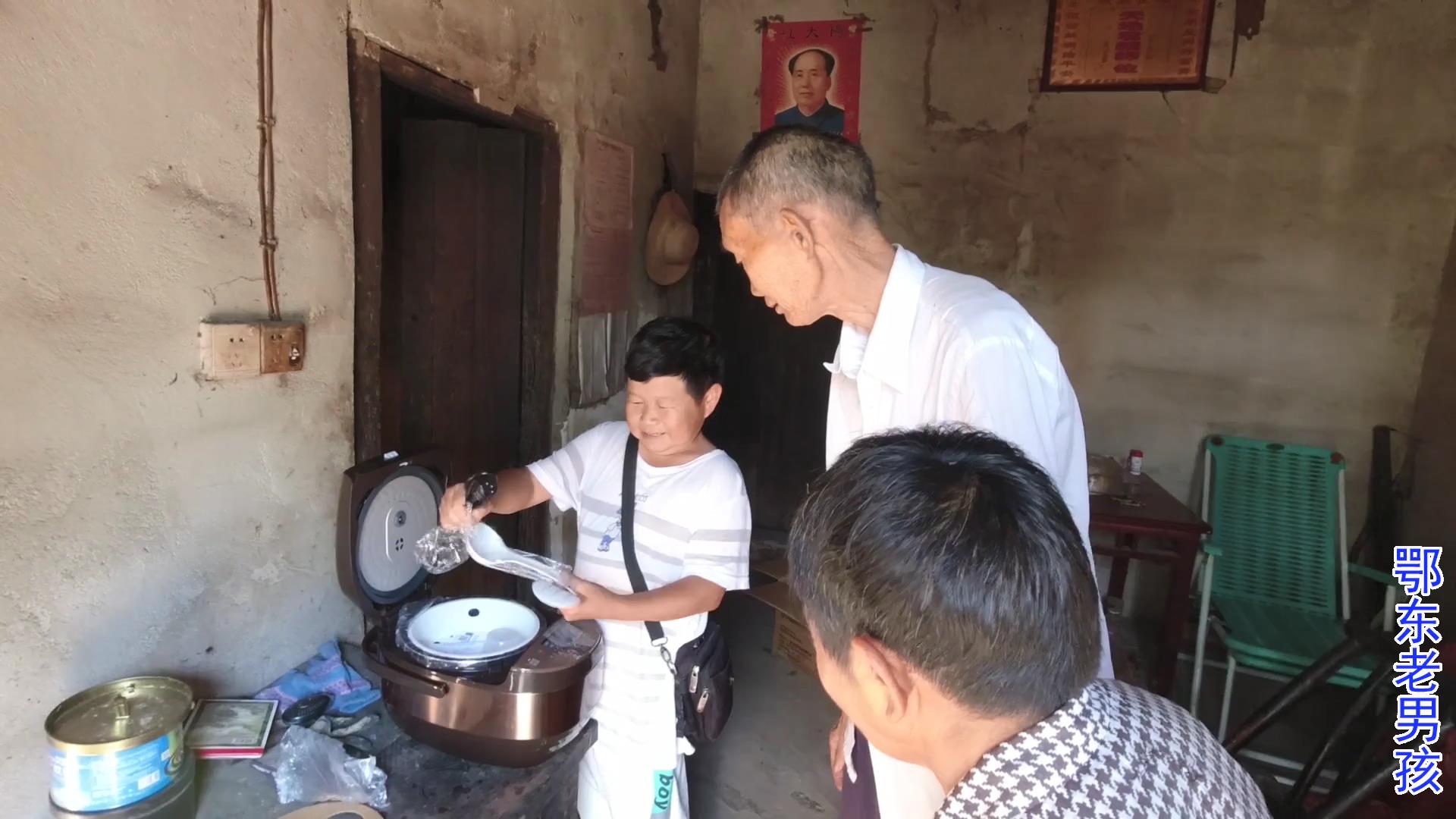 文刚说，找他修家电的都是农村的留守老人，所以，他一般每修一次仅收十几块钱；还常常免费