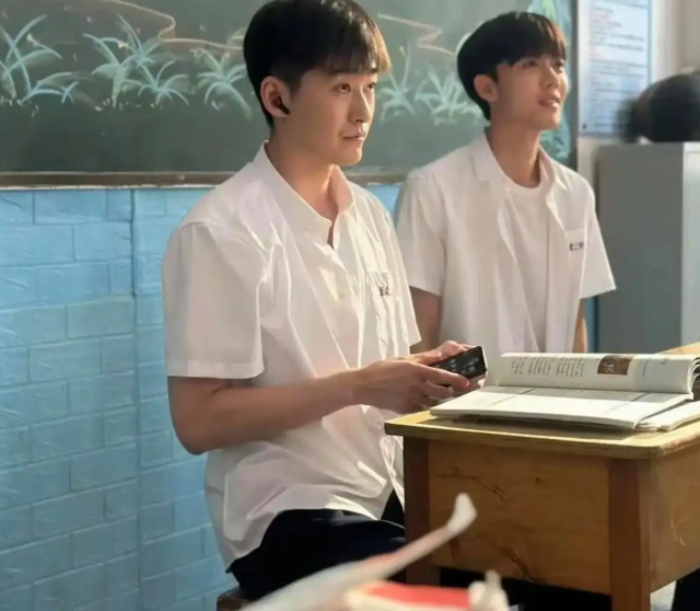 40岁张翰再次挑战高中生角色，网友调侃：像偷穿儿子校服的老爸