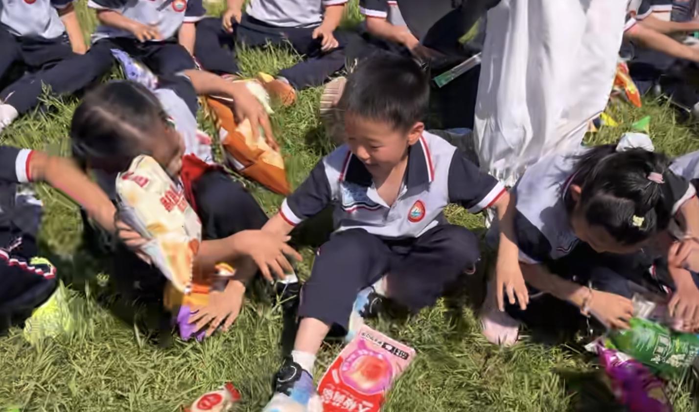 多地幼儿园小学六一前上线“抢零食大战”，有老师手速快出了残影，山东一小学老师：不设规则，就是为了让孩子们开心