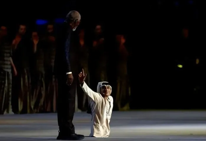 世界杯开幕式上的“半身小伙”