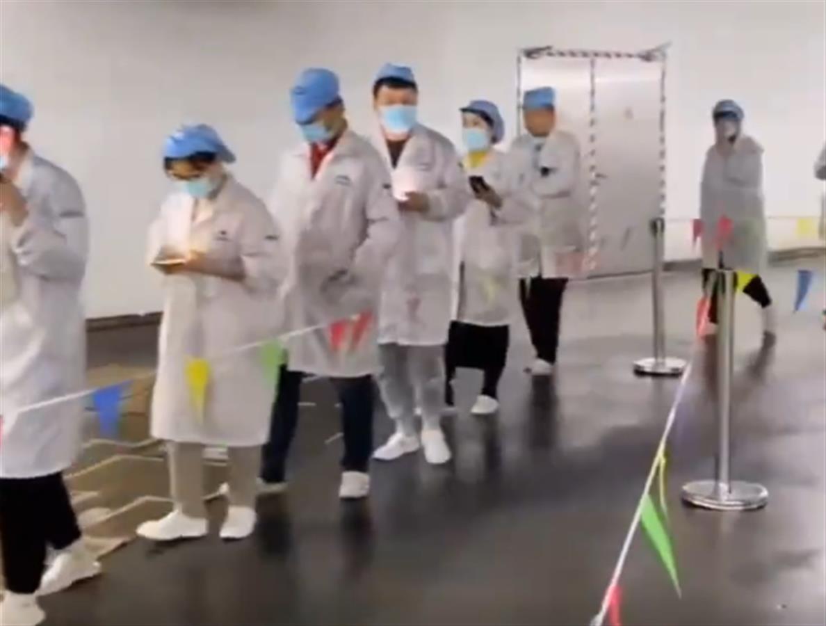 广达上海制造城内，员工进行核酸.png