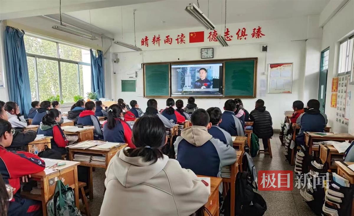 中学母校学生观看直播（受访者 共同图）