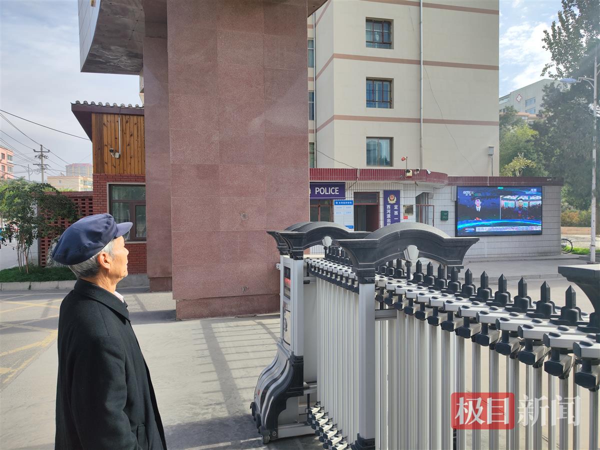 64届校友观看直播，祝贺唐胜杰（极目新闻记者 舒隆焕 摄）