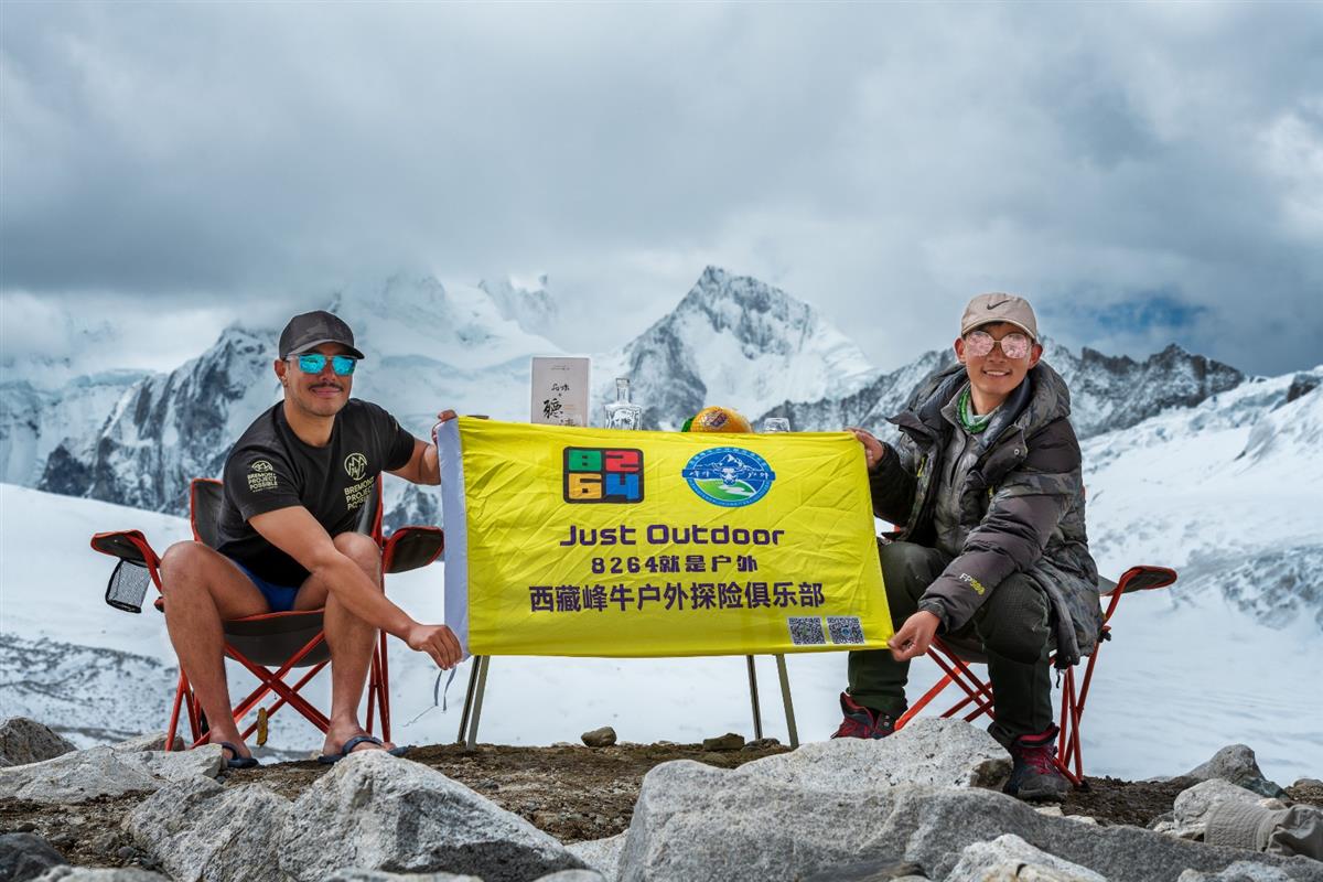 刘亮（右）和尼泊尔登山者尼玛普加.jpg