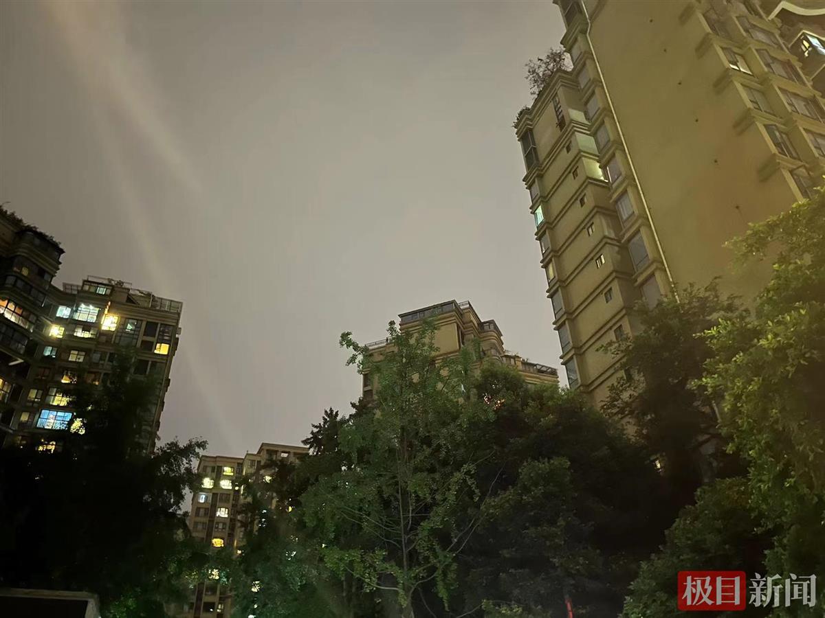 事发小区（记者实拍）.jpg