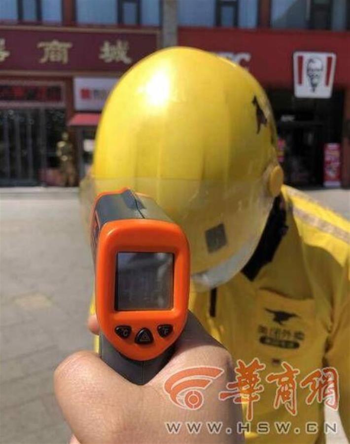 7月7日，西安一位外卖小哥的头盔温度达到47.2℃。.jpg