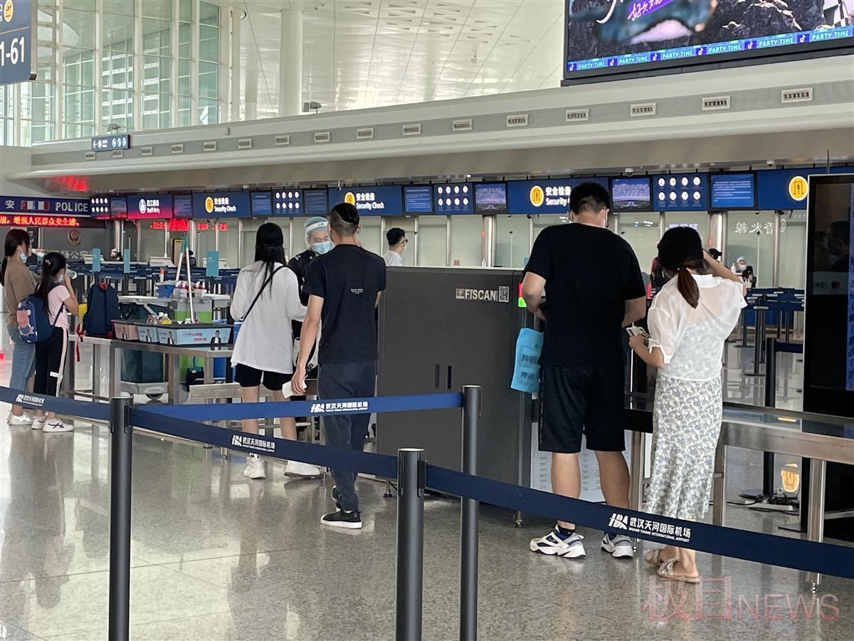 极目直击:武汉天河机场设置防控红区,安检窗口旅客屈指可数