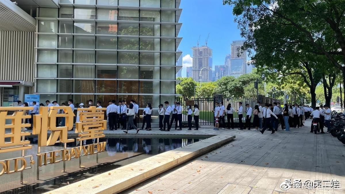 前国足队长被曝抛售天价豪宅,1.45亿+5000万验资,看房中介排起长龙