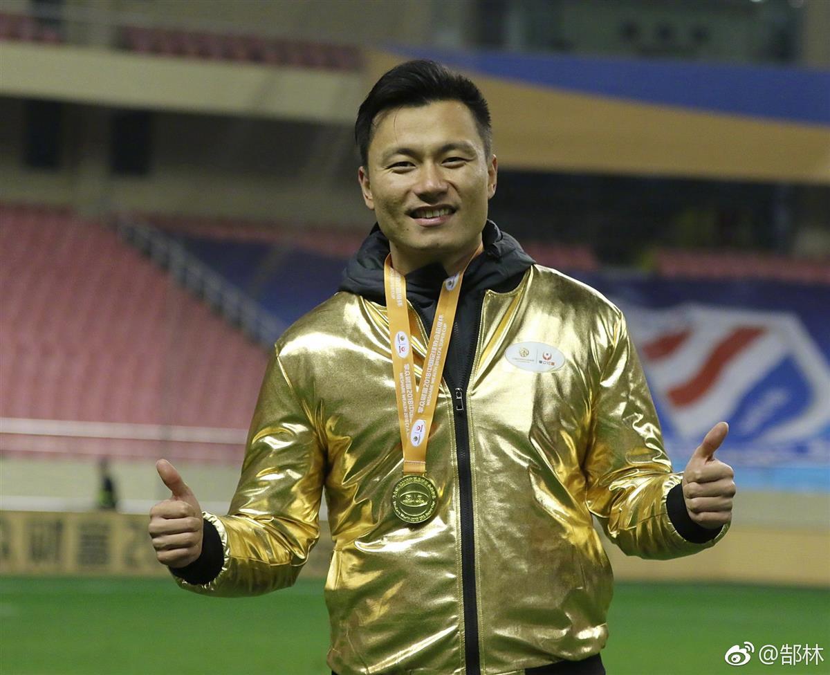 前国足队长被曝抛售天价豪宅,1.45亿+5000万验资,看房中介排起长龙