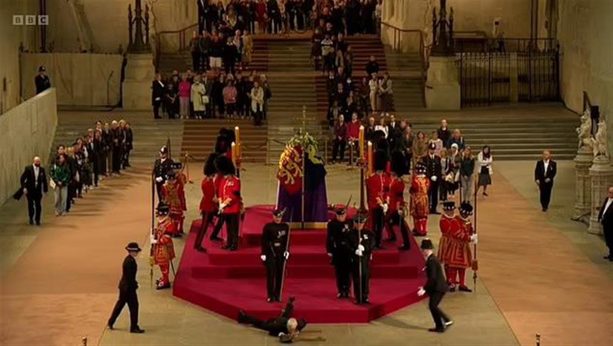 为英女王灵柩守夜的警卫突然晕倒，现场直播中断数分钟