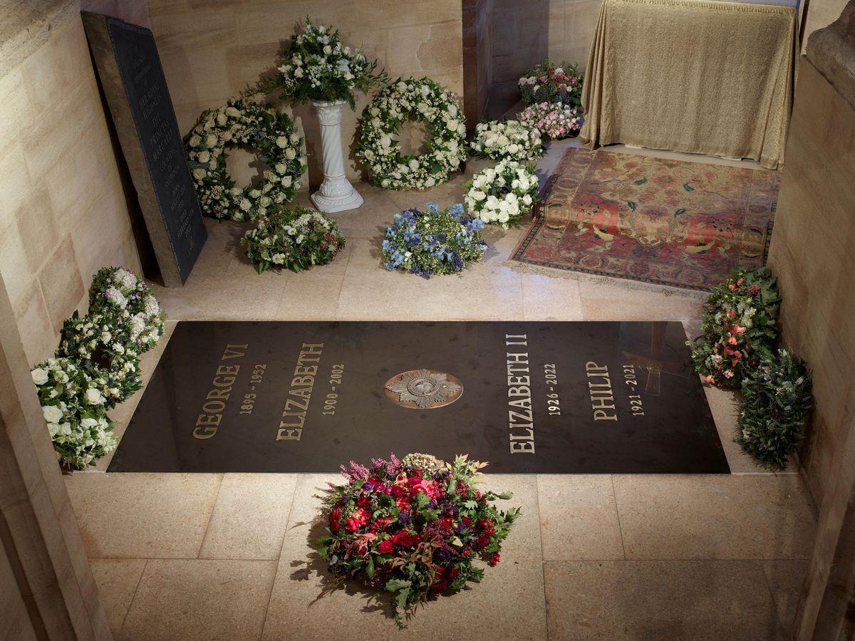 英女王墓碑照片首次曝光，与丈夫家人长眠