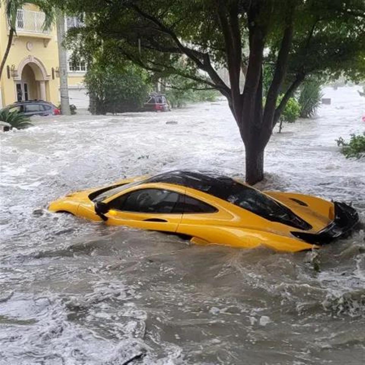 飓风肆虐，才买一周的百万美元超跑被洪水冲走