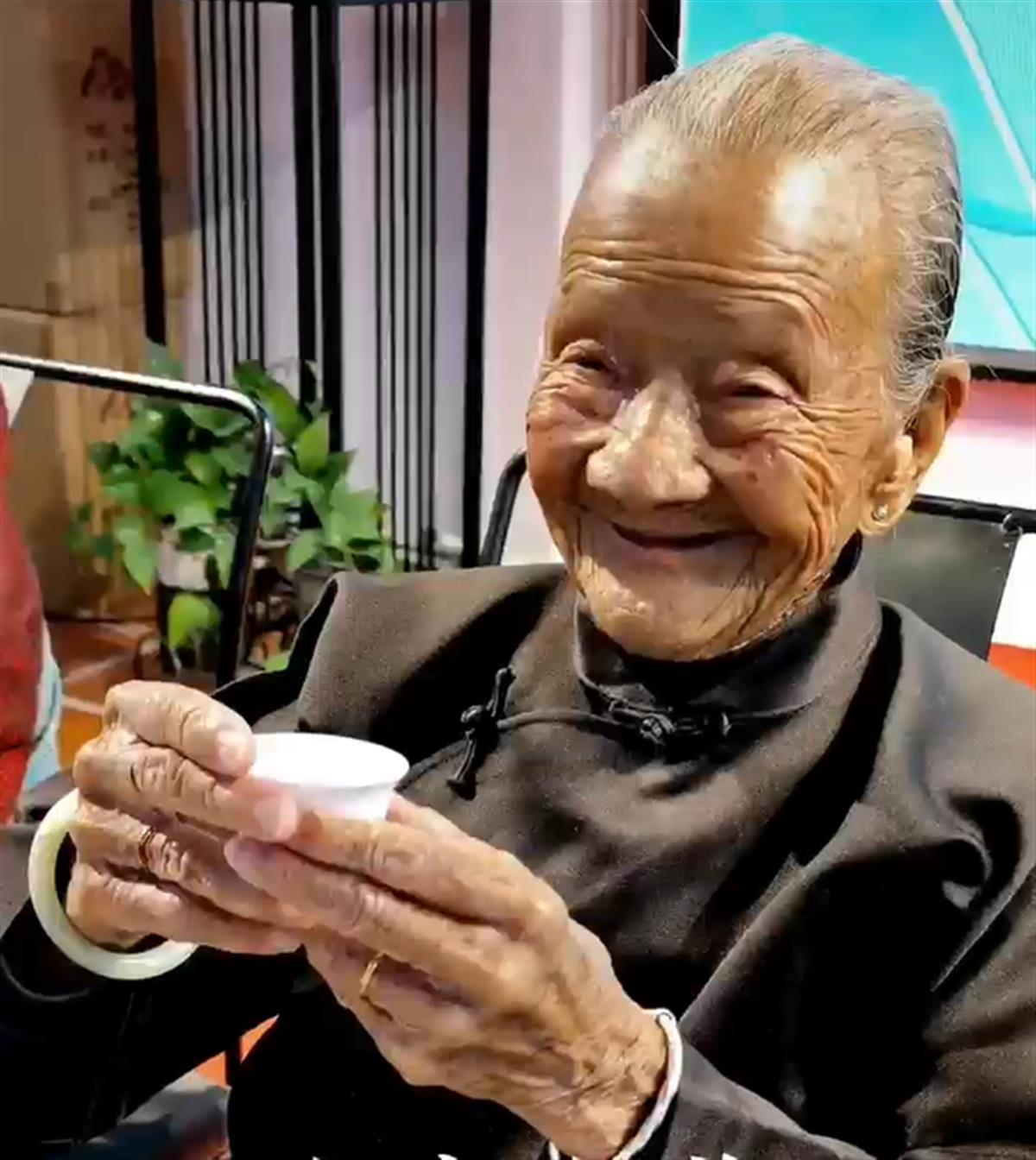 88岁儿子陪110岁母亲逛街，这正是国泰民安的幸福写照