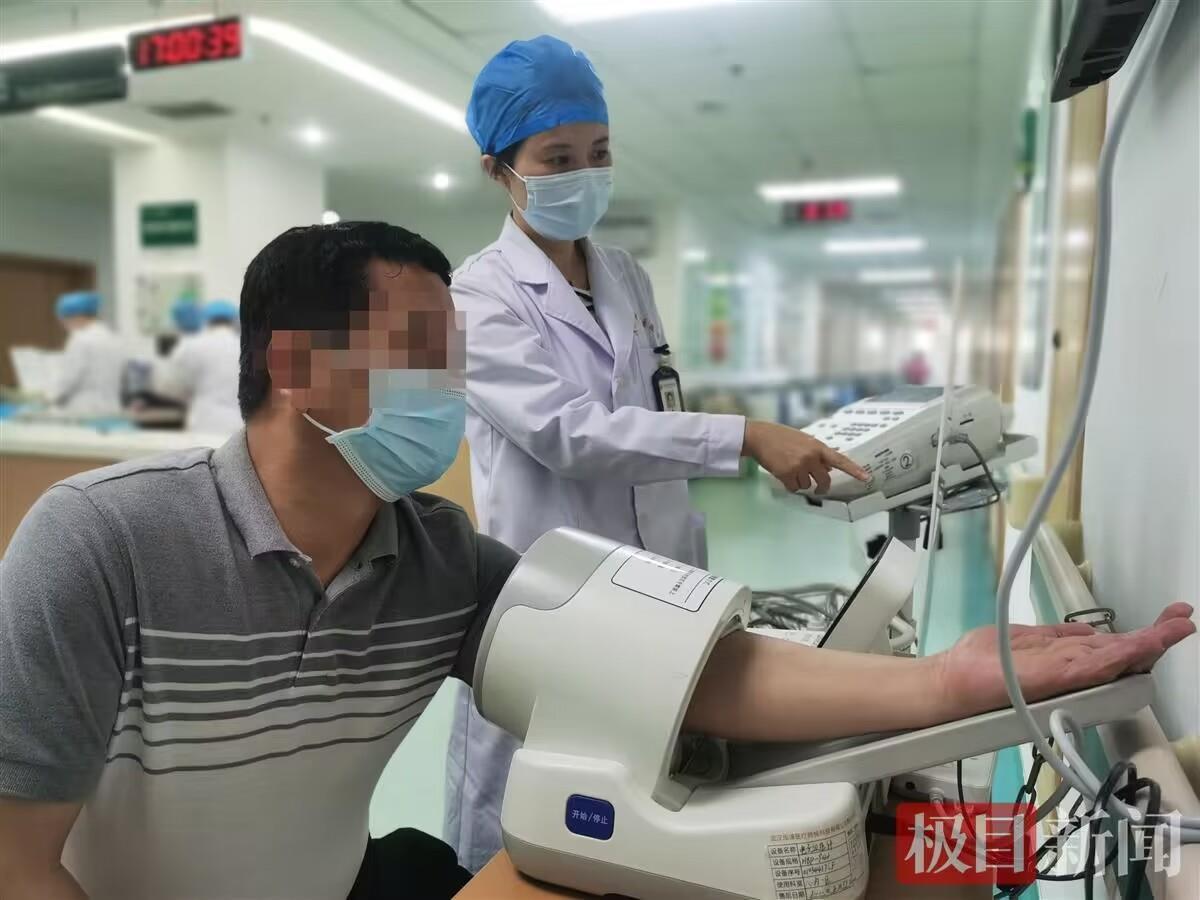 医生在指导患者进行血压监测（图片来源：武汉市中心医院提供）.jpg