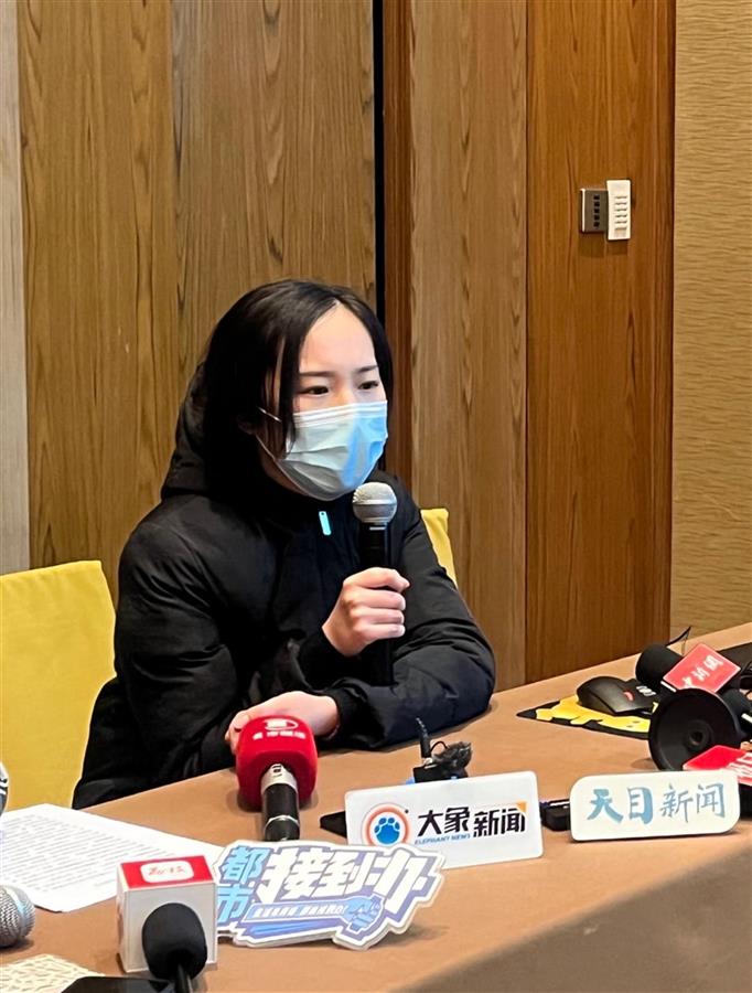 图四：二审第一次开庭后，刘暖曦出席记者见面会（摄影：极目新闻记者姚赟）.png