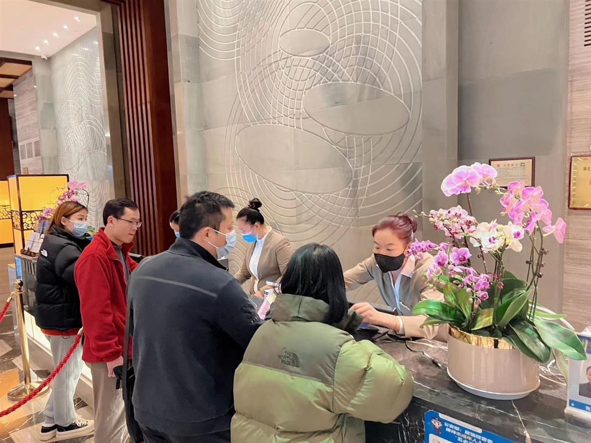 酒店工作人员接待井然有序.png