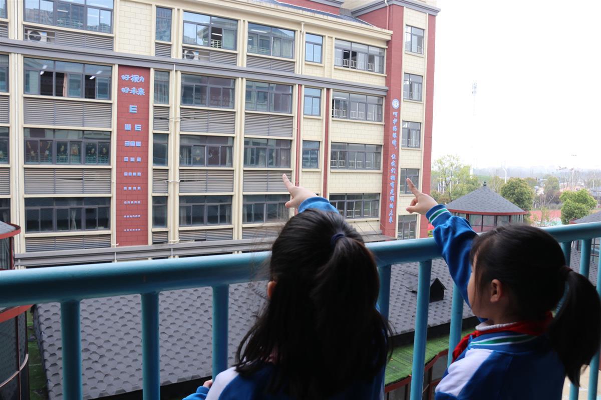 c型视力表 怎么看清教学楼墙上贴着巨型视力表，校园里遍布视力提示卡……低近视率明星校这样炼成_https://www.jmylbn.com_新闻资讯_第3张