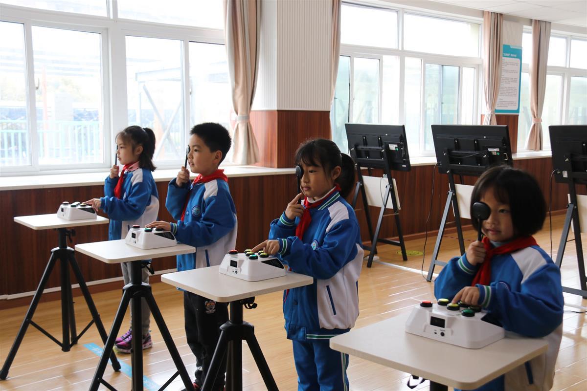 c型视力表 怎么看清教学楼墙上贴着巨型视力表，校园里遍布视力提示卡……低近视率明星校这样炼成_https://www.jmylbn.com_新闻资讯_第4张