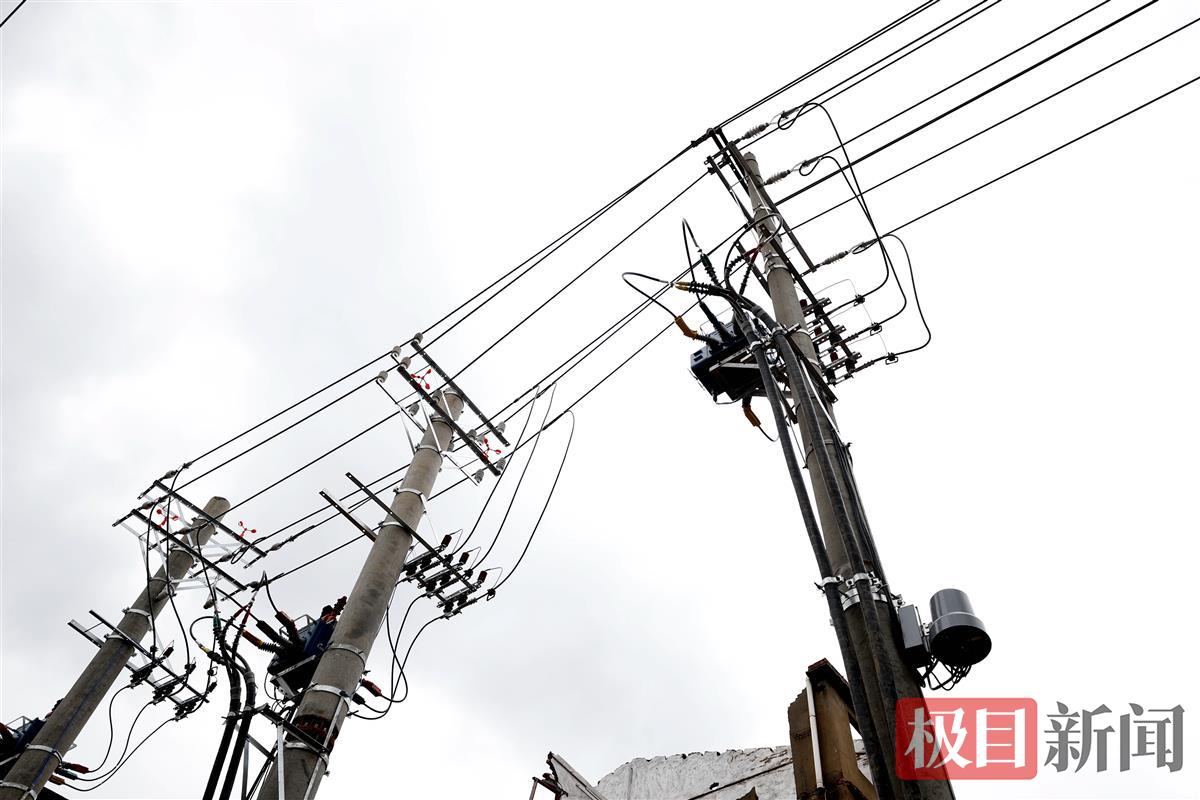 4月3日，武汉地铁新港线一期工程万家咀站10千伏电力线成功将由明线“隐身”入地。袁永华 摄 (3).jpg