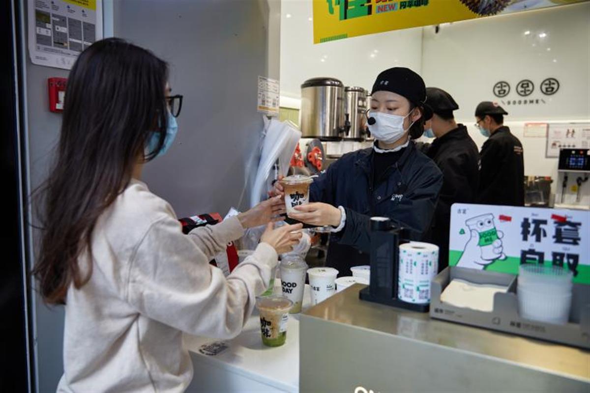 消费者在古茗门店购买闪萃咖啡.png