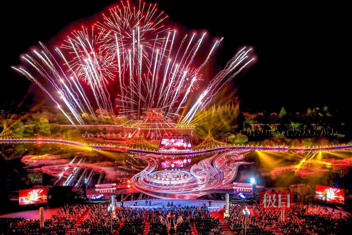 4月8日晚,首届楚文化节在湖北省荆州市隆重开幕,图为开幕式现场鸟瞰。.JPG 4月8日晚,首届楚文化节在湖北省荆州市隆重开幕,图为开幕式现场鸟瞰。.JPG