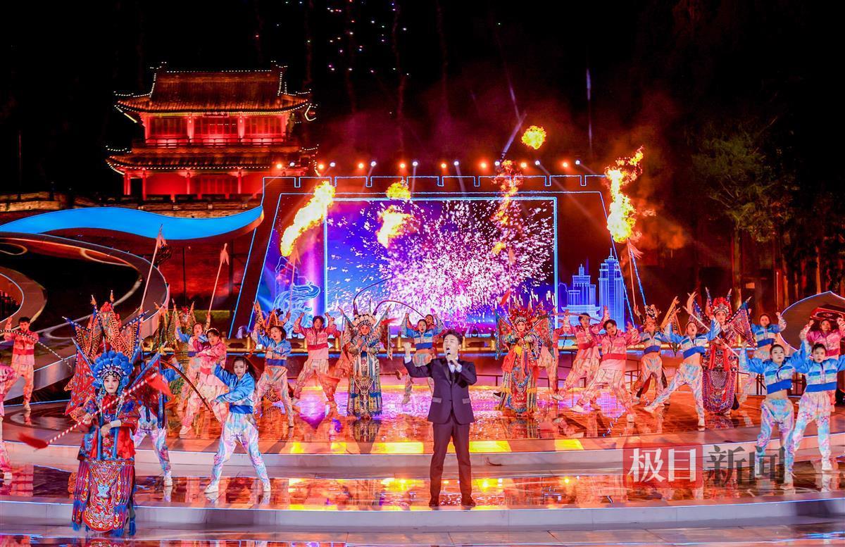 2023年4月8日晚,首届楚文化节在湖北省荆州市开幕,图为演出现场。(首届楚文化节组委会) (2).jpg