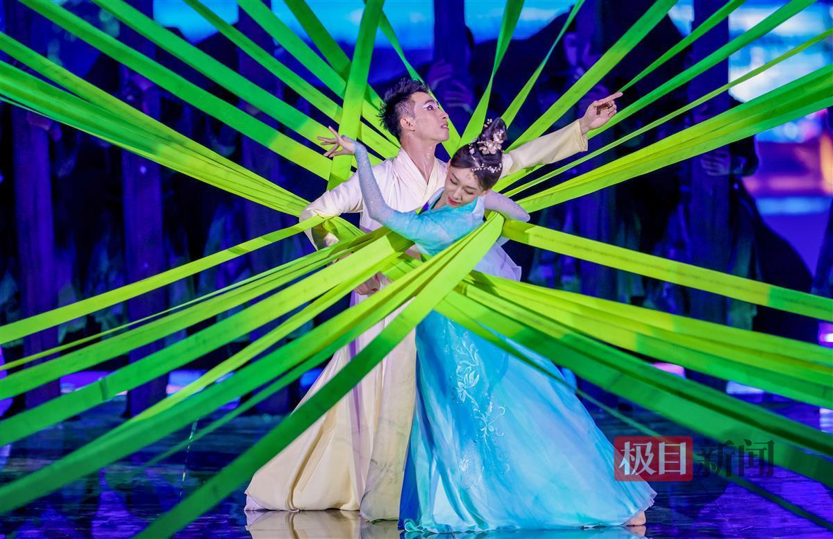 2023年4月8日晚,首届楚文化节在湖北省荆州市开幕,图为演员在表演。 (首届楚文化节组委会).jpg