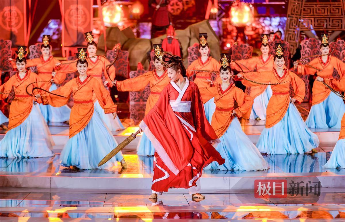 2023年4月8日晚,首届楚文化节在湖北省荆州市开幕,图为演员在表演。 (首届楚文化节组委会).jpg