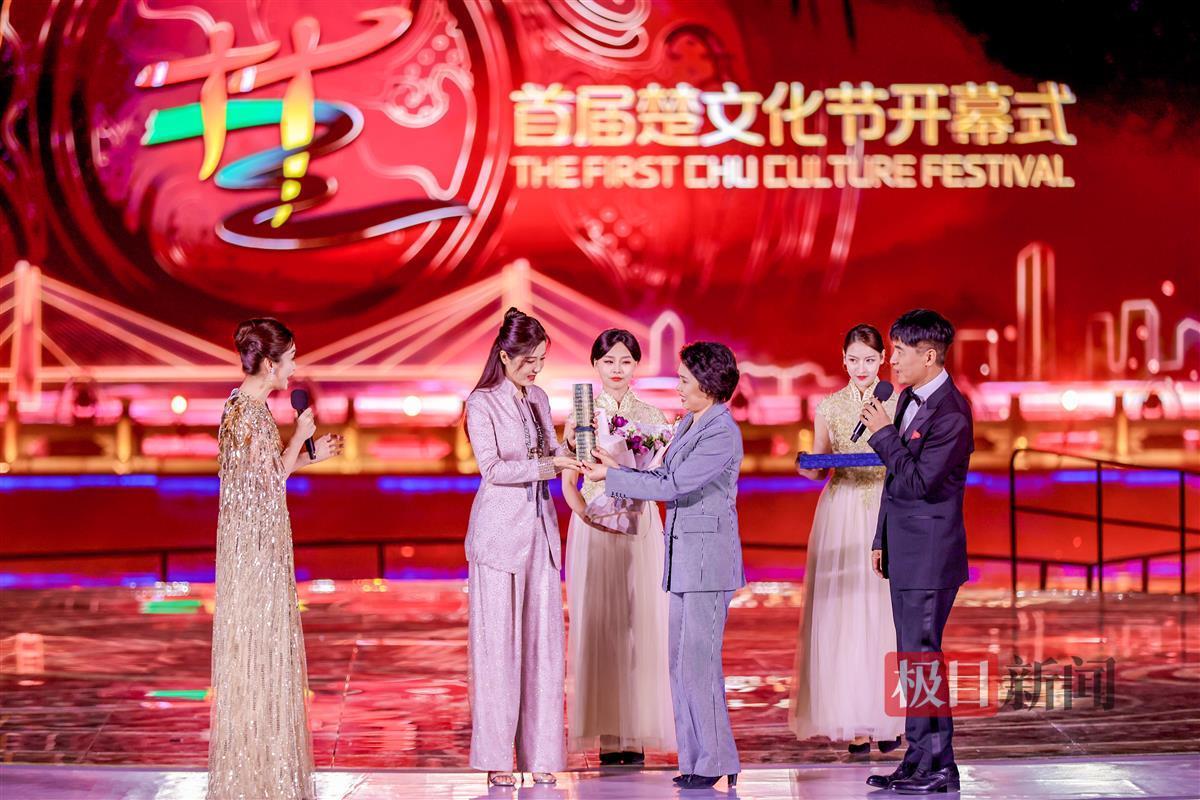 2023年4月8日晚,首届楚文化节在湖北省荆州市开幕,荆州籍演员曾黎获楚文化推广大使称号。 (首届楚文化节组委会).jpg