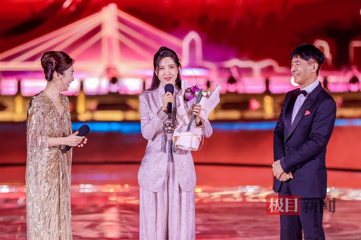 2023年4月8日晚，首届楚文化节在湖北省荆州市开幕，荆州籍演员曾黎获楚文化推广大使称号。   （首届楚文化节组委会）.jpg