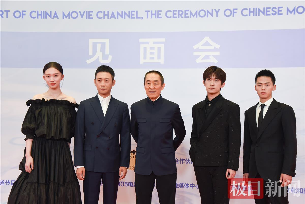 张艺谋（中）、张译（左二）、易烊千玺（右二）等出席见面会。（极目新闻记者 黄志刚 摄）.jpg