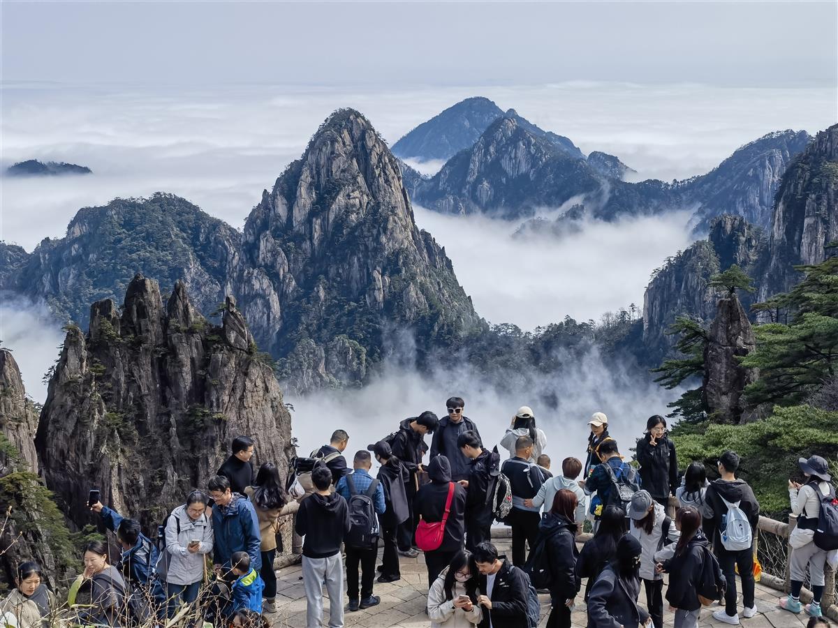 游客在梦笔生花景点处流连忘返 张宁 摄.jpg