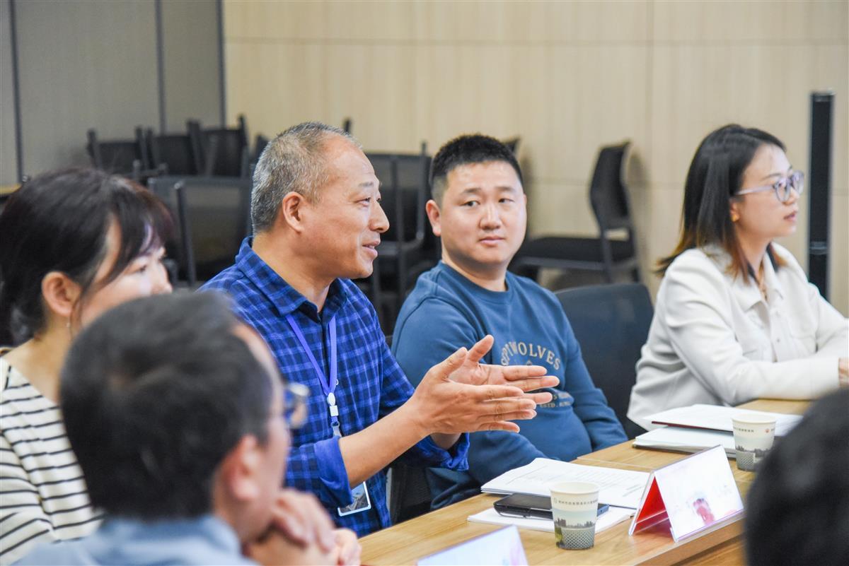 4月13日，荆州12345热线为成员单位的专家在分享感受。（极目新闻记者 黄志刚 摄）.jpg