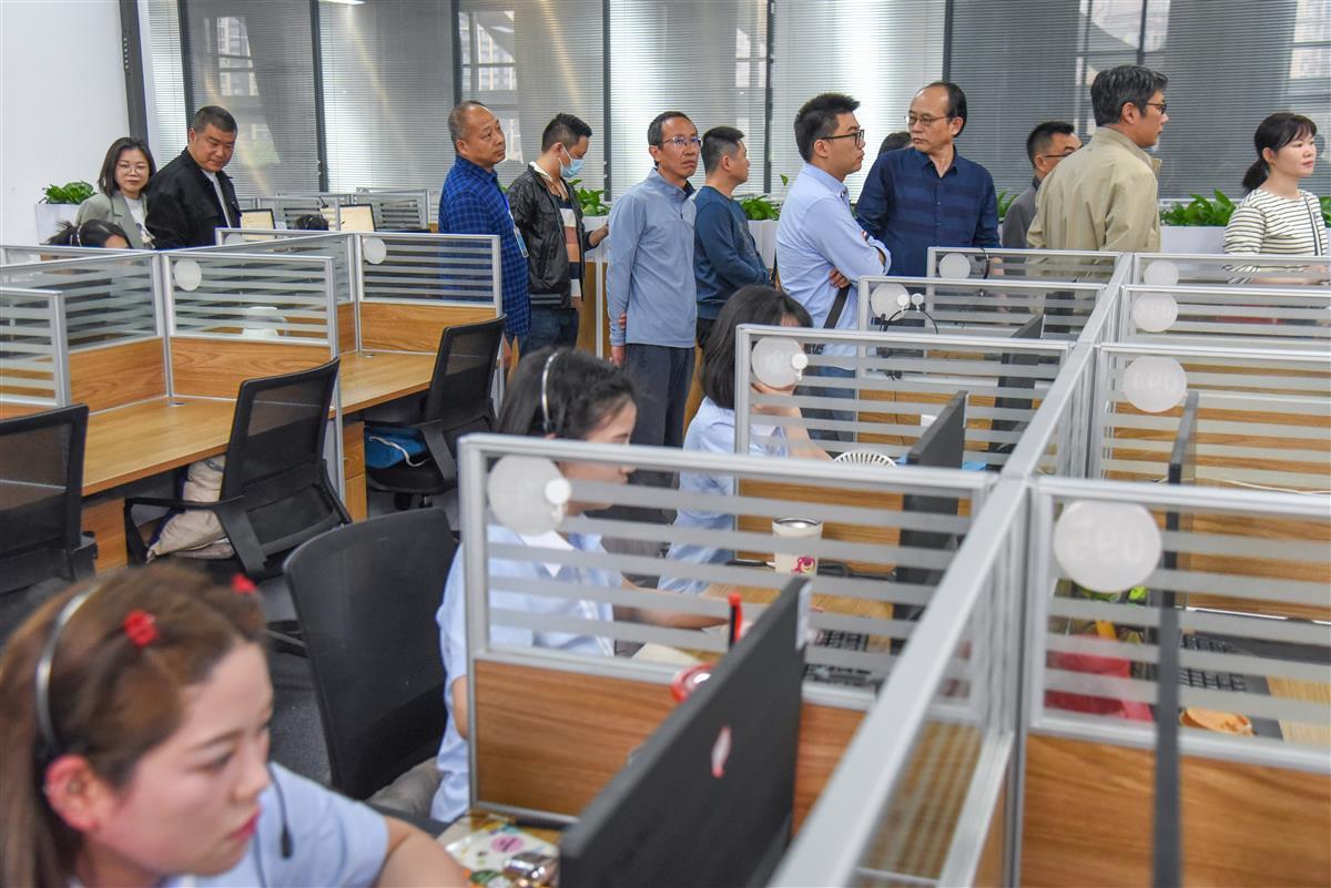 4月13日，荆州市12345热线成员单位代表，参观荆州12345热线。 （极目新闻记者 黄志刚 摄）.jpg