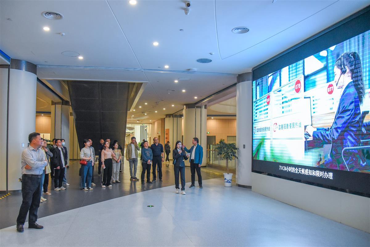 4月13日，荆州市12345热线成员单位代表，参观荆州12345热线。（极目新闻记者 黄志刚 摄）.jpg