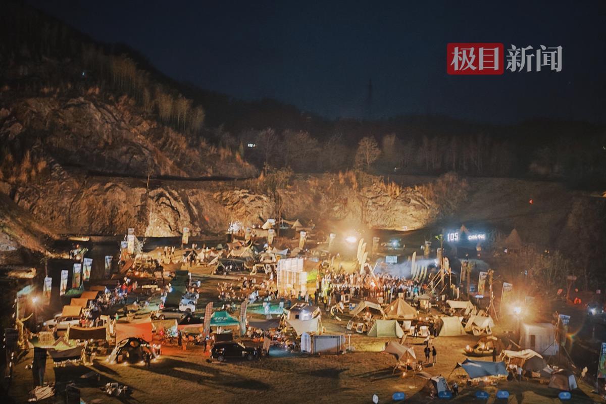 夜里，一些露营地依旧人气十足.jpg