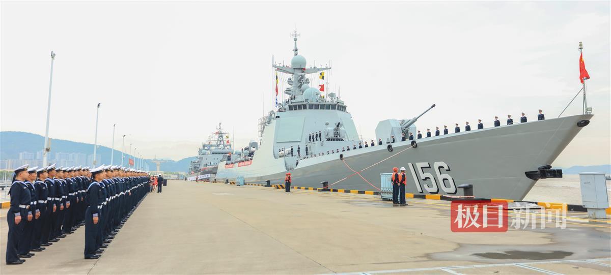 4月28日上午10时许，海军第44批护航编队从浙江舟山某军港解缆起航，前往亚丁湾、索马里海域接替第43批护航编队执行护航任务。韩林 摄 (8).JPG