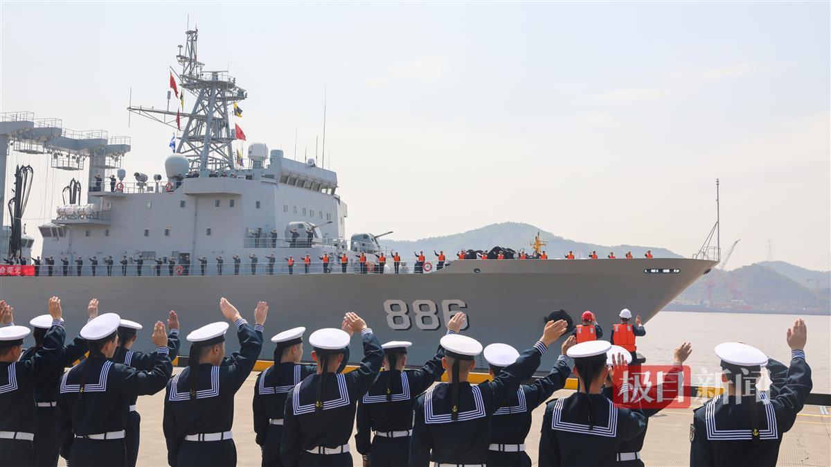 4月28日上午10时许，海军第44批护航编队从浙江舟山某军港解缆起航，前往亚丁湾、索马里海域接替第43批护航编队执行护航任务。图为官兵送行 孟印祺摄 (2).JPG