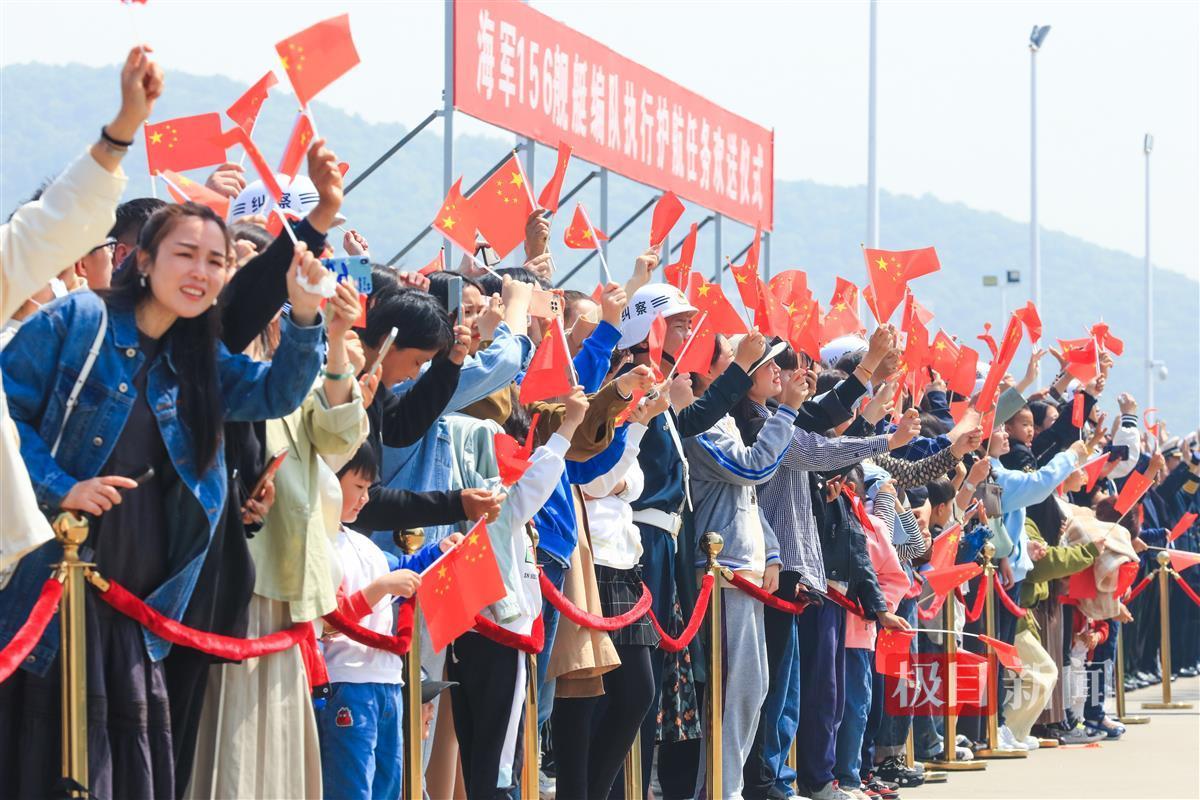 4月28日上午10时许，海军第44批护航编队从浙江舟山某军港解缆起航，前往亚丁湾、索马里海域接替第43批护航编队执行护航任务。图为护航官兵家属位码头送行。韩林 摄 (16).JPG