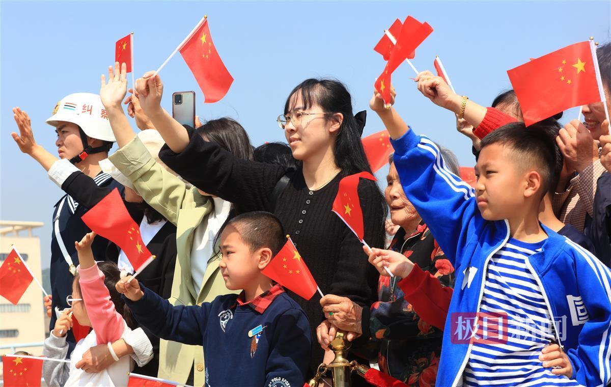 4月28日上午10时许，海军第44批护航编队从浙江舟山某军港解缆起航，前往亚丁湾、索马里海域接替第43批护航编队执行护航任务。图为护航官兵家属位码头送行。韩林 摄 (18).JPG