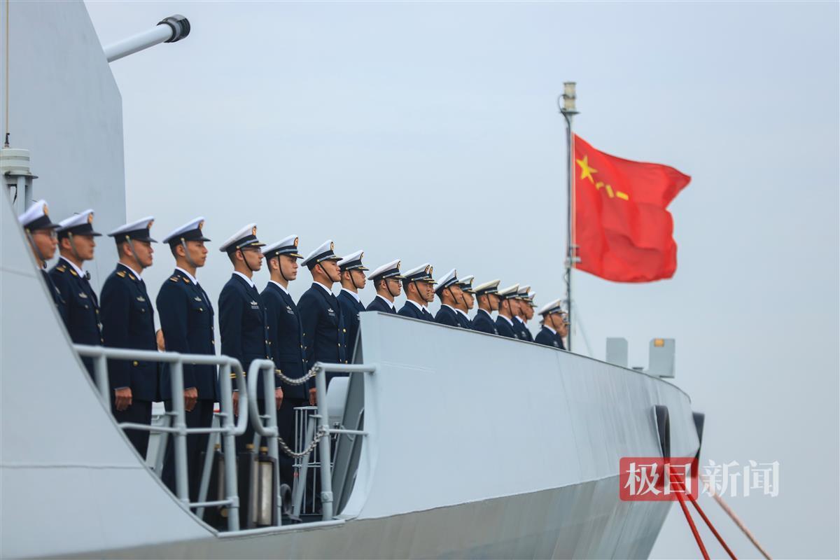 4月28日上午10时许，海军第44批护航编队从浙江舟山某军港解缆起航，前往亚丁湾、索马里海域接替第43批护航编队执行护航任务。图为护航官兵位舰上整装待发。韩林 摄 (7).JPG
