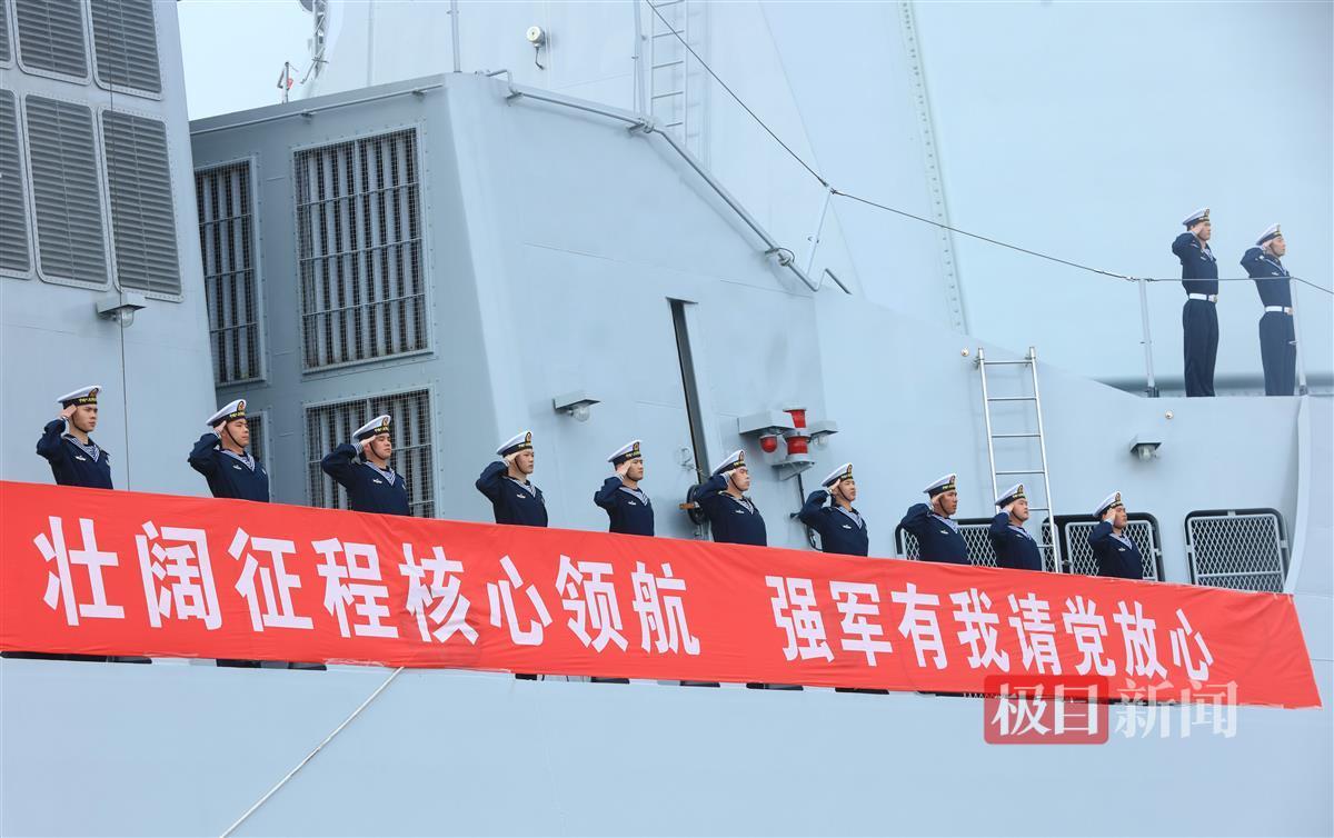 4月28日上午10时许，海军第44批护航编队从浙江舟山某军港解缆起航，前往亚丁湾、索马里海域接替第43批护航编队执行护航任务。图为护航官兵整装待发。韩林 摄 (5).JPG