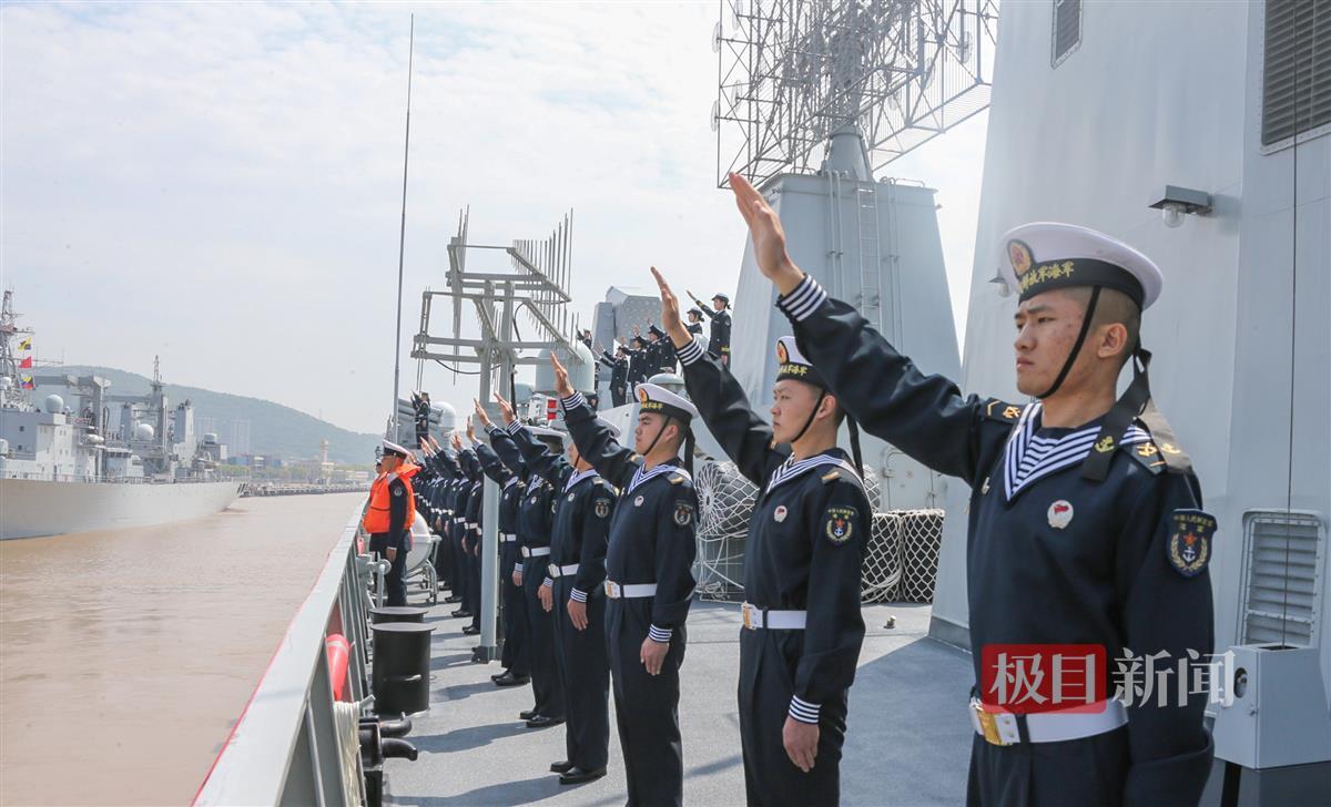 2023年4月28日上午10时许，执行第44批护航任务的海军156编队从浙江舟山某军港解缆起航。图为欢送仪式现场，海军淄博舰官兵挥手作别 。（孙飞 摄）2.jpg