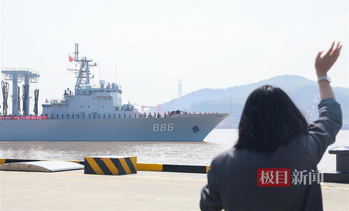 4月28日上午10时许，海军第44批护航编队从浙江舟山某军港解缆起航，前往亚丁湾、索马里海域接替第43批护航编队执行护航任务。图为家属送行 孟印祺摄 (2).JPG