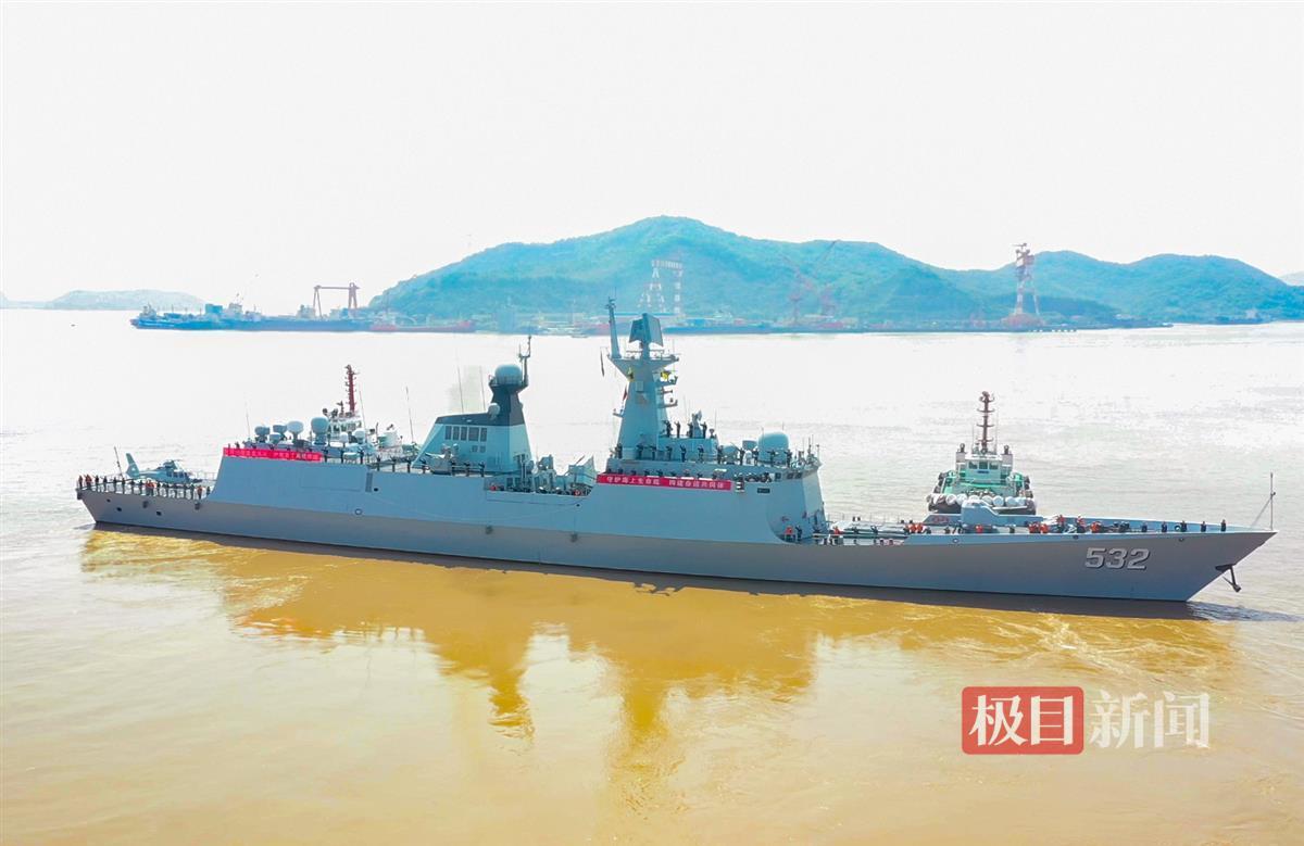 4月28日上午10时许，海军第44批护航编队从浙江舟山某军港解缆起航，前往亚丁湾、索马里海域接替第43批护航编队执行护航任务。图为荆州舰离码头。郭文隆摄.jpg